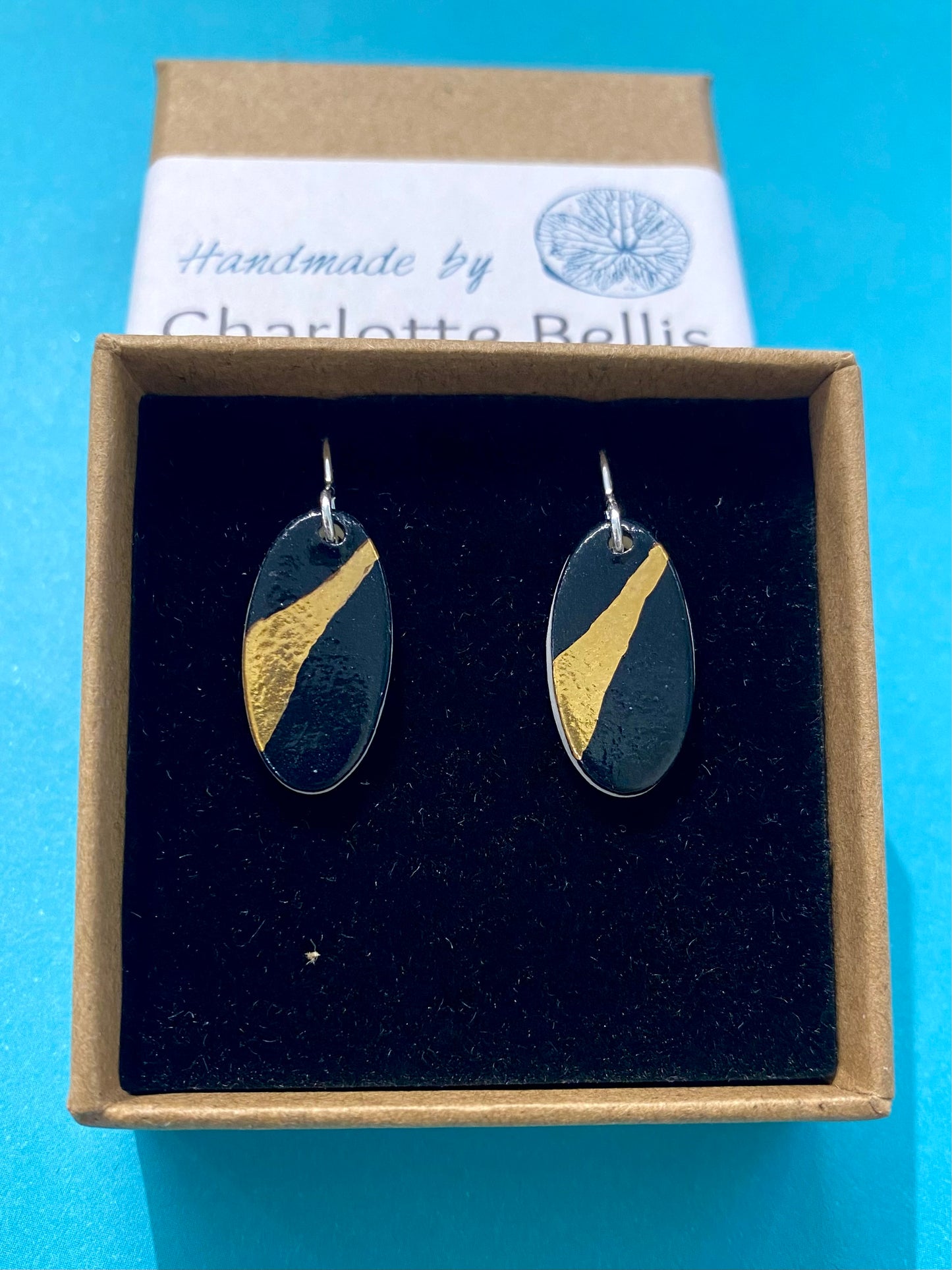 Clustdlysau Hirgrwn gyda Manylion Aur 24ct