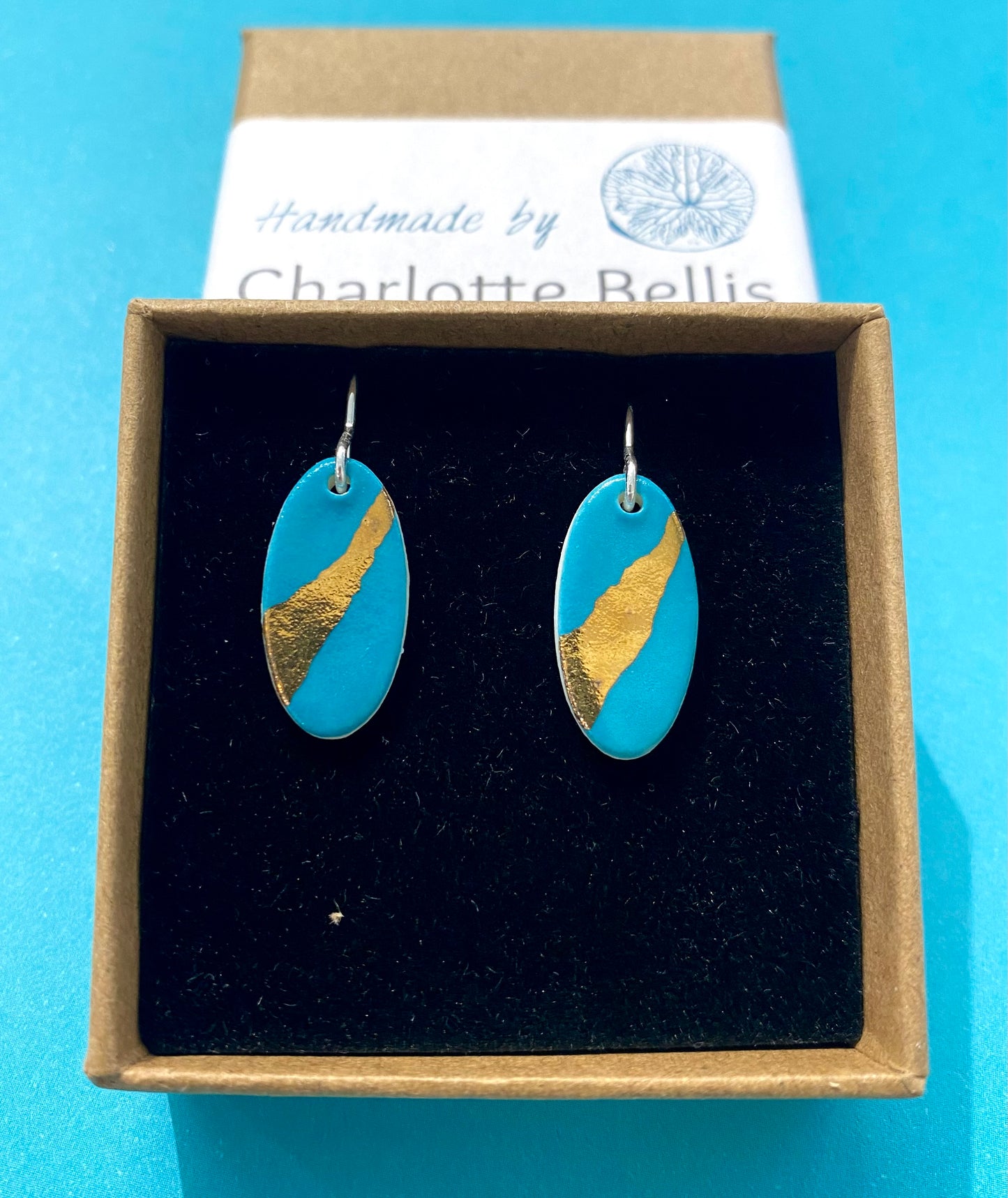 Clustdlysau Hirgrwn gyda Manylion Aur 24ct