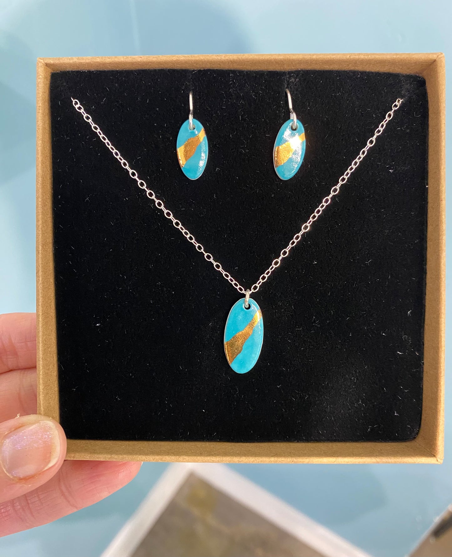 Clustdlysau Hirgrwn gyda Manylion Aur 24ct