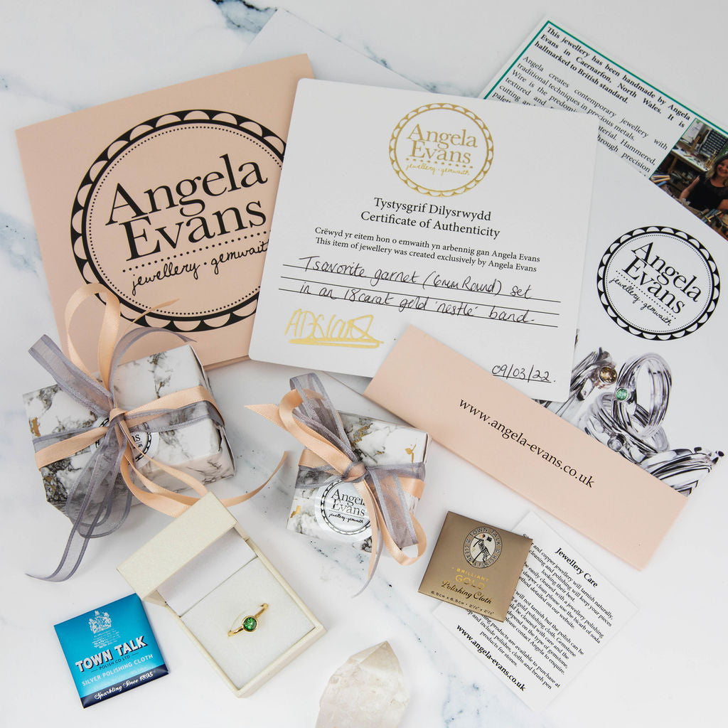 Modrwy Priodas Aur Gwyn wedi'i thynnu â llaw