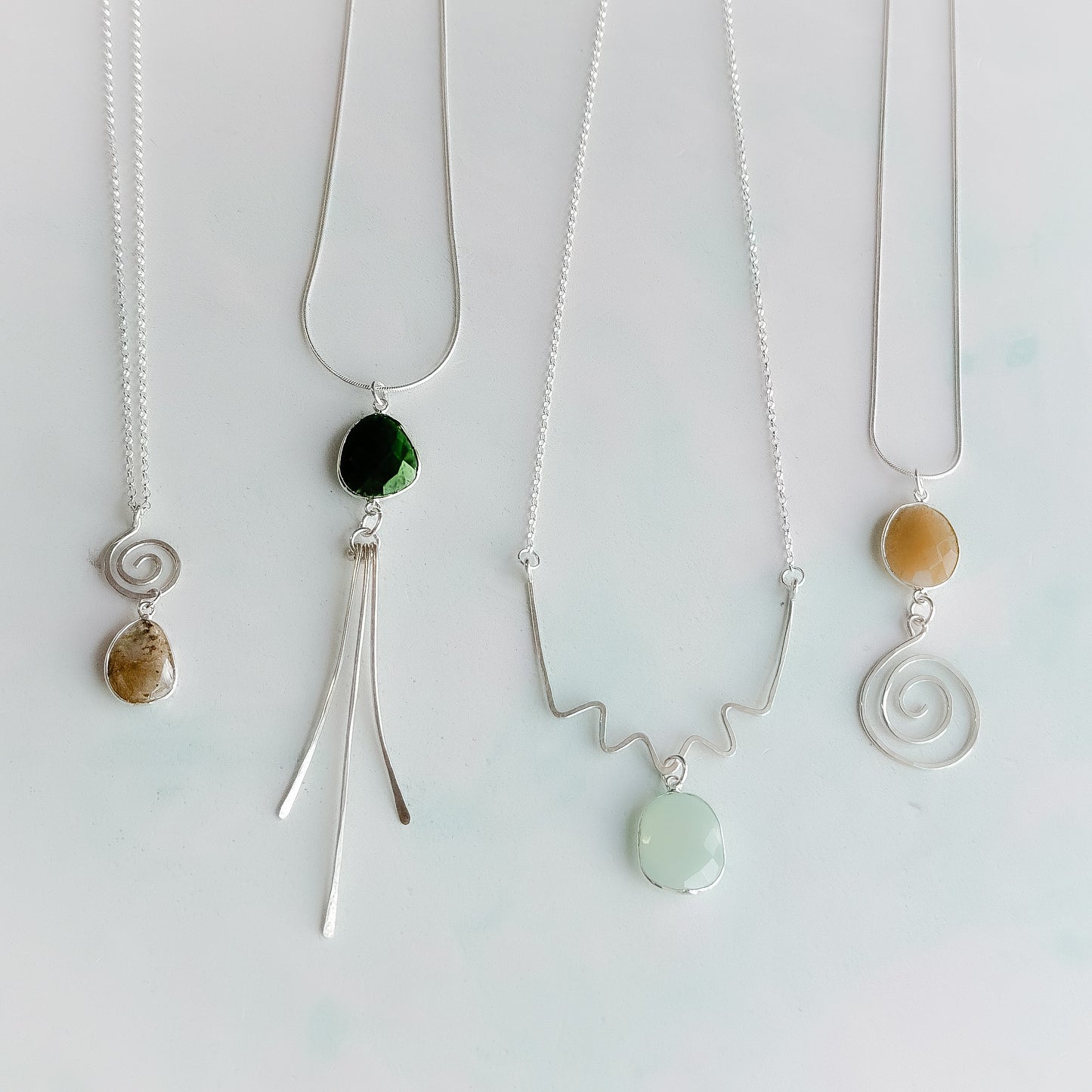 Creu pendant gyda charreg werthfawr ac arian, gydag Angela Evans 10/1/2026