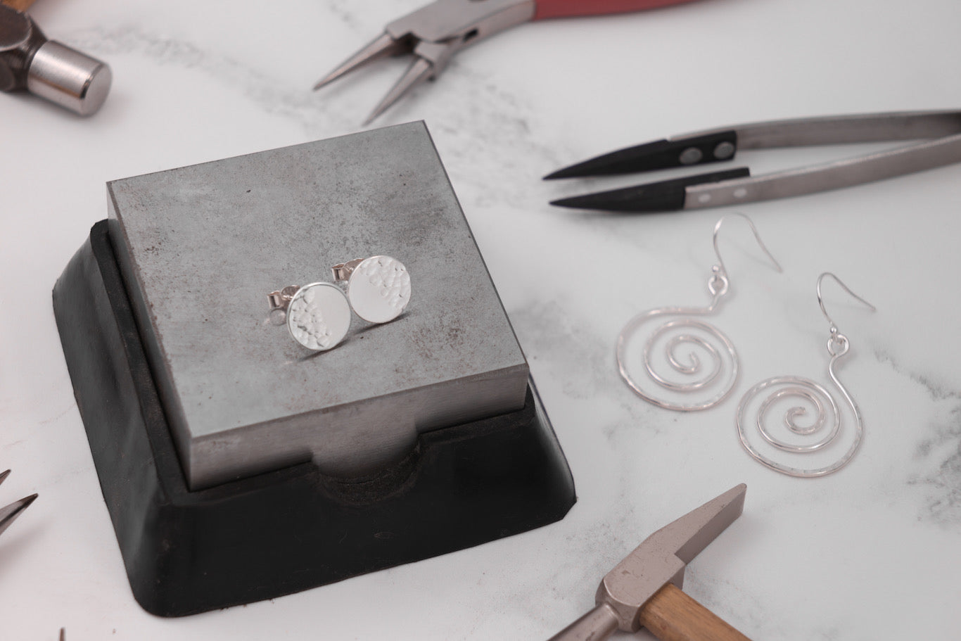 Creu dau bâr o glustdlysau arian gydag Anglea Evans  01/11/2025