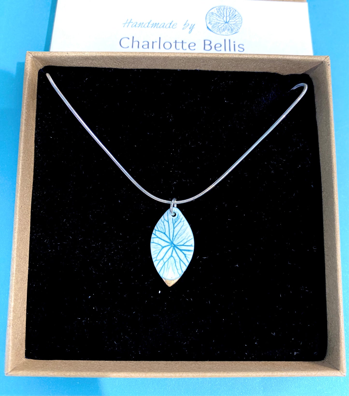 Mwclis Argraffu Dail gyda Manylion Aur 24ct