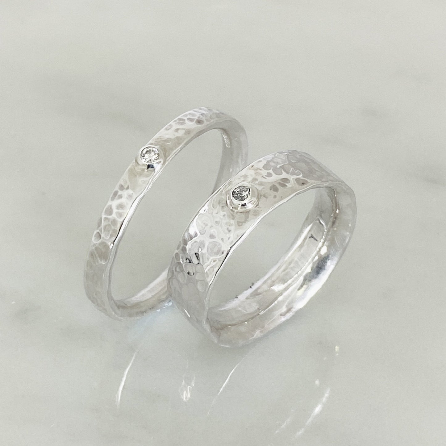 Modrwy Priodas Dimpled Diamond Aur Gwyn