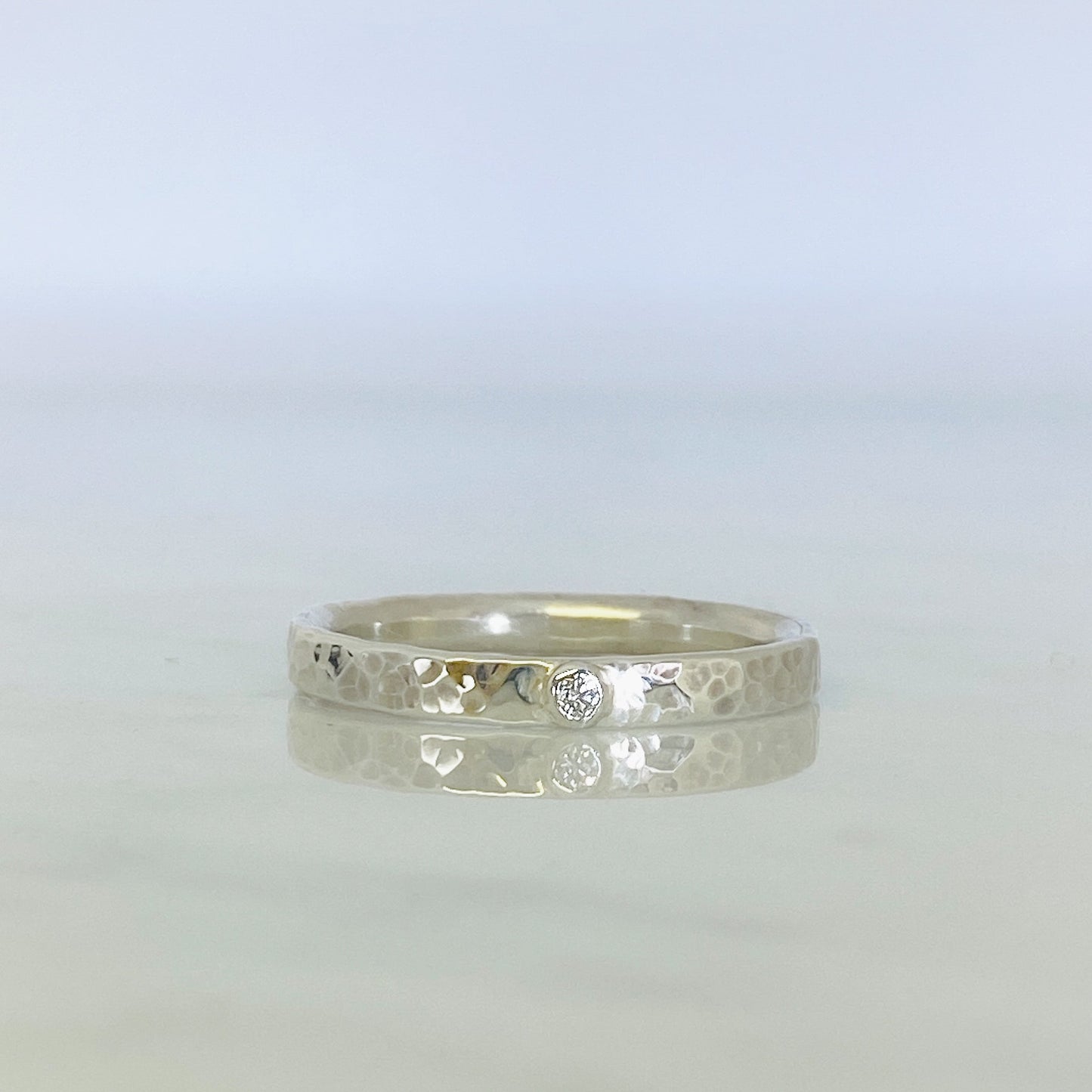 Modrwy Priodas Dimpled Diamond Aur Gwyn