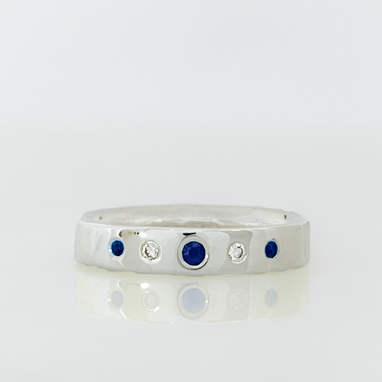 Serendipedd Platinwm Diamond a Sapphire Row Ring