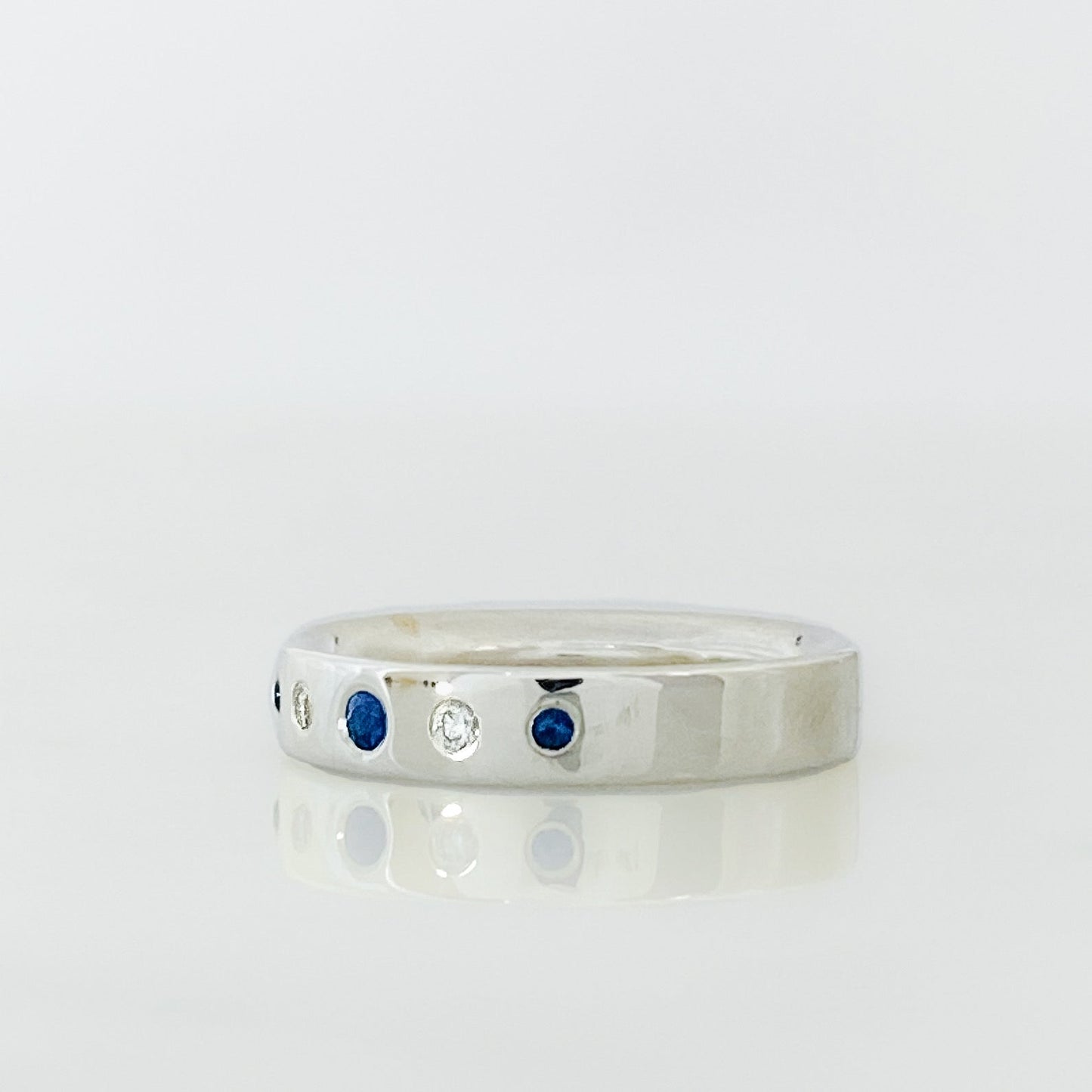 Serendipedd Platinwm Diamond a Sapphire Row Ring