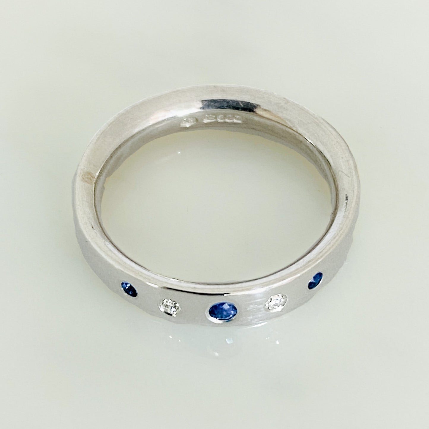 Serendipedd Platinwm Diamond a Sapphire Row Ring